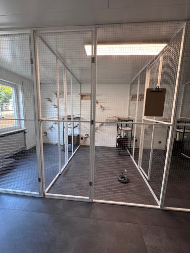 Leerer Raum mit transparenten Wänden und einem Clipboard an der Wand.